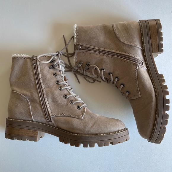 Lace up Ankle Boot with Sherpa - Picture 5 of 7